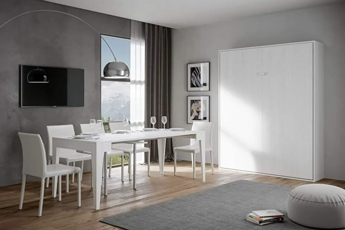 Studio optimisé avec lit escamotable fermé et espace dégagé