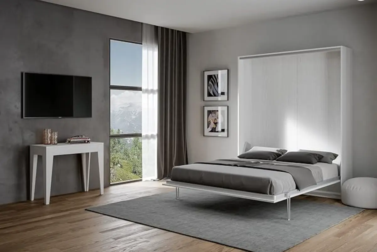 Studio encombré par un lit classique prenant toute la place